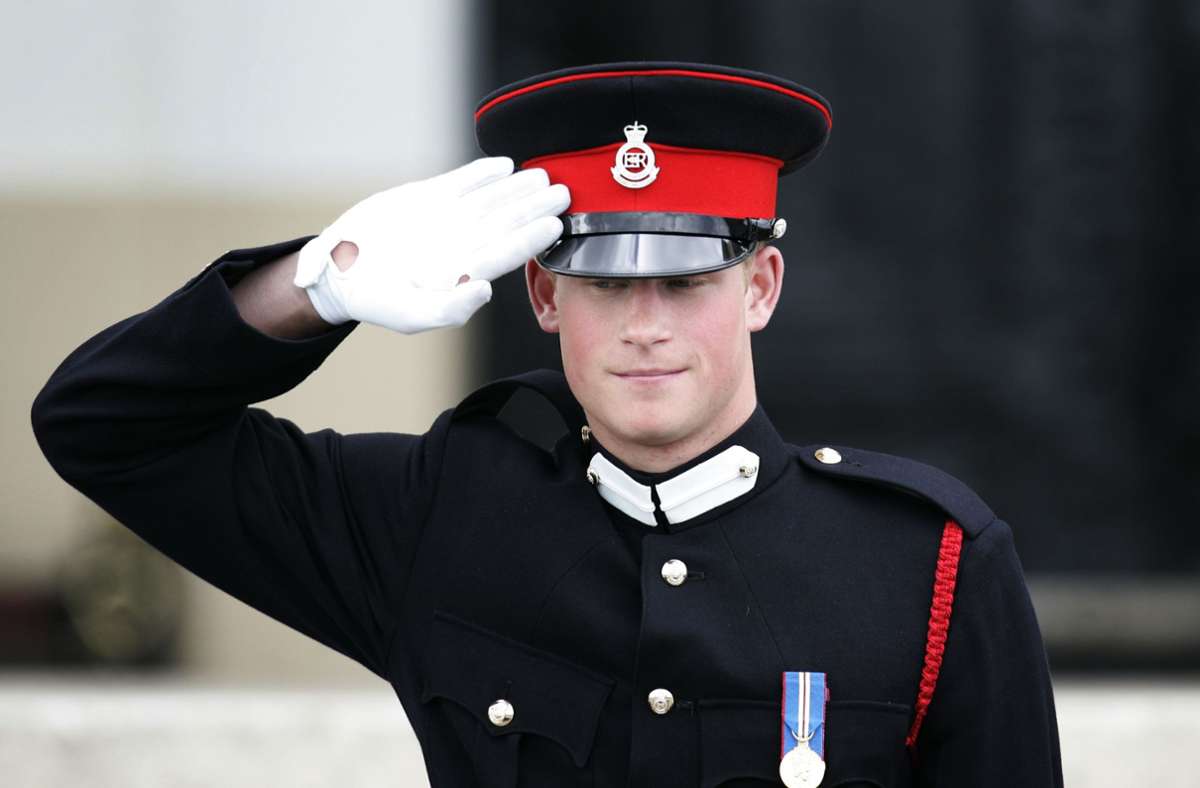 Nach diesen Eskapaden wird es dem britischen Königshaus zu bunt: Harry schreibt sich 2005 in der Militärakademie Sandhurst ein. Insider munkeln, dass dieser Schritt nicht ganz freiwillig erfolgte.