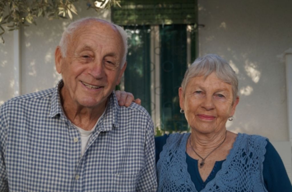 Seit mehr als 50 Jahren ein Paar: Amos Fröhlich mit seiner Frau Gila vor ihrem Haus in Shavei Zion Foto: Christa Roth