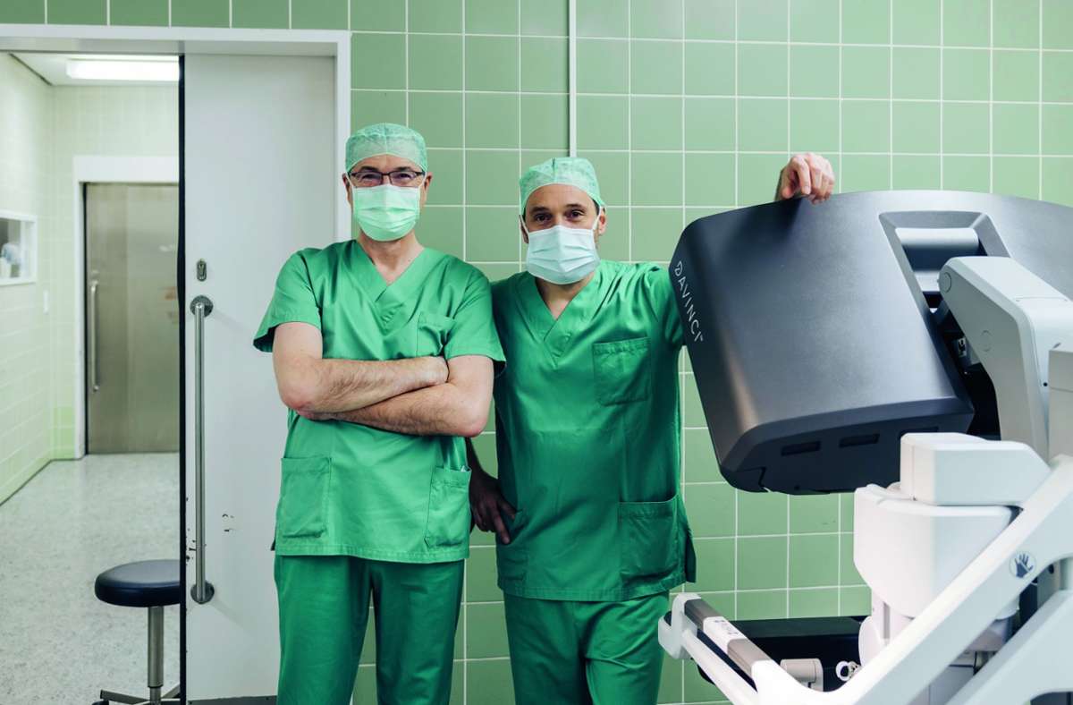 Prof. Dr. (TR) Ali Sedar (links) leitet das robotische Zentrum der Medius Klinik in Ruit. Der Chefarzt der Klinik, Prof. Dr. Sedar Deger, ist ausgewiesener Experte im Bereich der laparoskopischen Eingriffe.