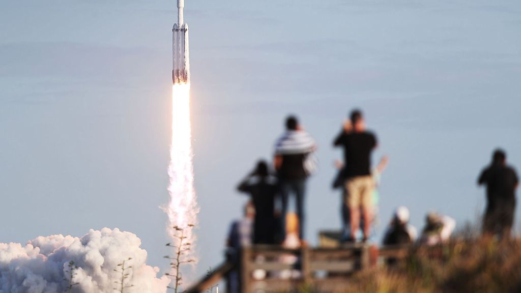 Raumfahrt: Schwerlast-Rakete Falcon Heavy meistert ersten kommerziellen Flug