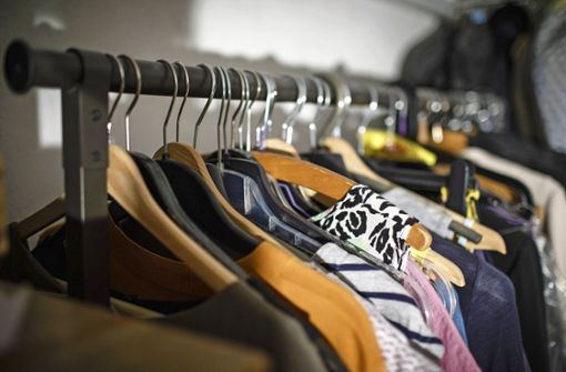 Verkauft wird neuwertige Kleidung für Damen und Herren. Foto: imago/photothek//a Kjer