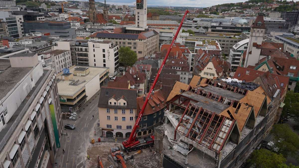  Die Abbrucharbeiten in der Stuttgarter Innenstadt gehen voran. Nach dem Abriss des Verbindungsstegs vor wenigen Wochen wird aktuell auch der Kaufhof-Anbau mit einem Autokran abgerissen. 