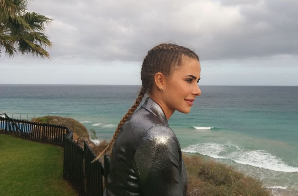 Anahita Rehbein blickt auf den Atlantik vor Fuerteventura.