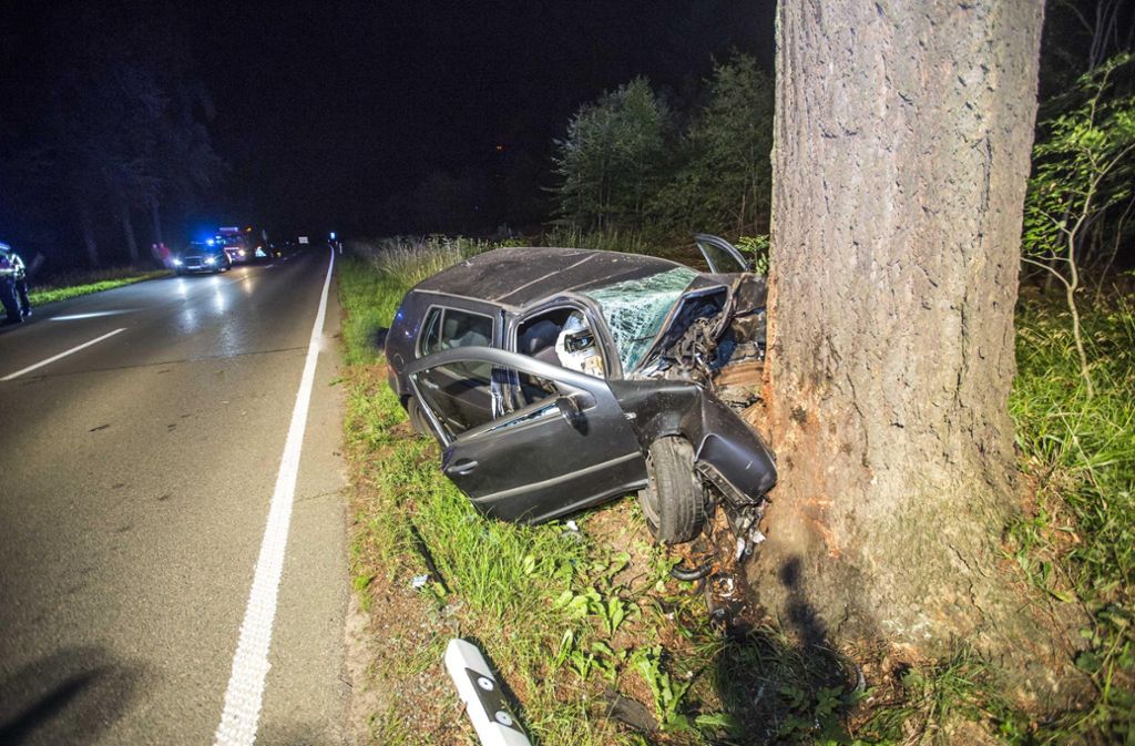 Wie die Polizei mitteilte, kam der Autofahrer auf der L1150 zwischen Winterbach und Baltmannsweiler aus bislang unbekannter Ursache mit seinem Kleinwagen nach links von der Fahrbahn ab und krachte wohl nahezu ungebremst gegen den Baum.