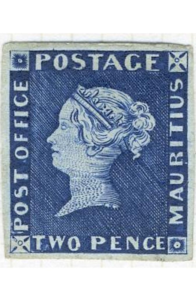 Nicht verkäuflich: Im September 2015 bekam das Auktionshaus Gärtner royalen Besuch. Die „blaue Mauritius“, die wohl bekannteste und wertvollste Briefmarke der Welt, wurde in den Räumen des Auktionshauses ausgestellt. Die Marke gehört Queen Elizabeth II, oder genauer: sie ist Teil der königlichen englischen Sammlung.Von Kennern wird sie auch als Krönung dieser Sammlung bezeichnet. Ihr Wert wird auf über eine Million Euro geschätzt. Dass die Blaue Mauritius überhaupt derart bekannt ist, hat mit ihrer Geschichte zu tun. Ausgegeben wurde sie 1847 auf Mauritius; die Insel im Pazifischen Ozean war damals britische Kolonie. Sie gilt als eine der ersten Briefmarken überhaupt, nur etwa 500 Stück wurden produziert. Vor allem die Marken der ersten Serie sind unter Sammlern begehrt, auf ihnen sind die Worte „Post Office“ aufgedruckt.