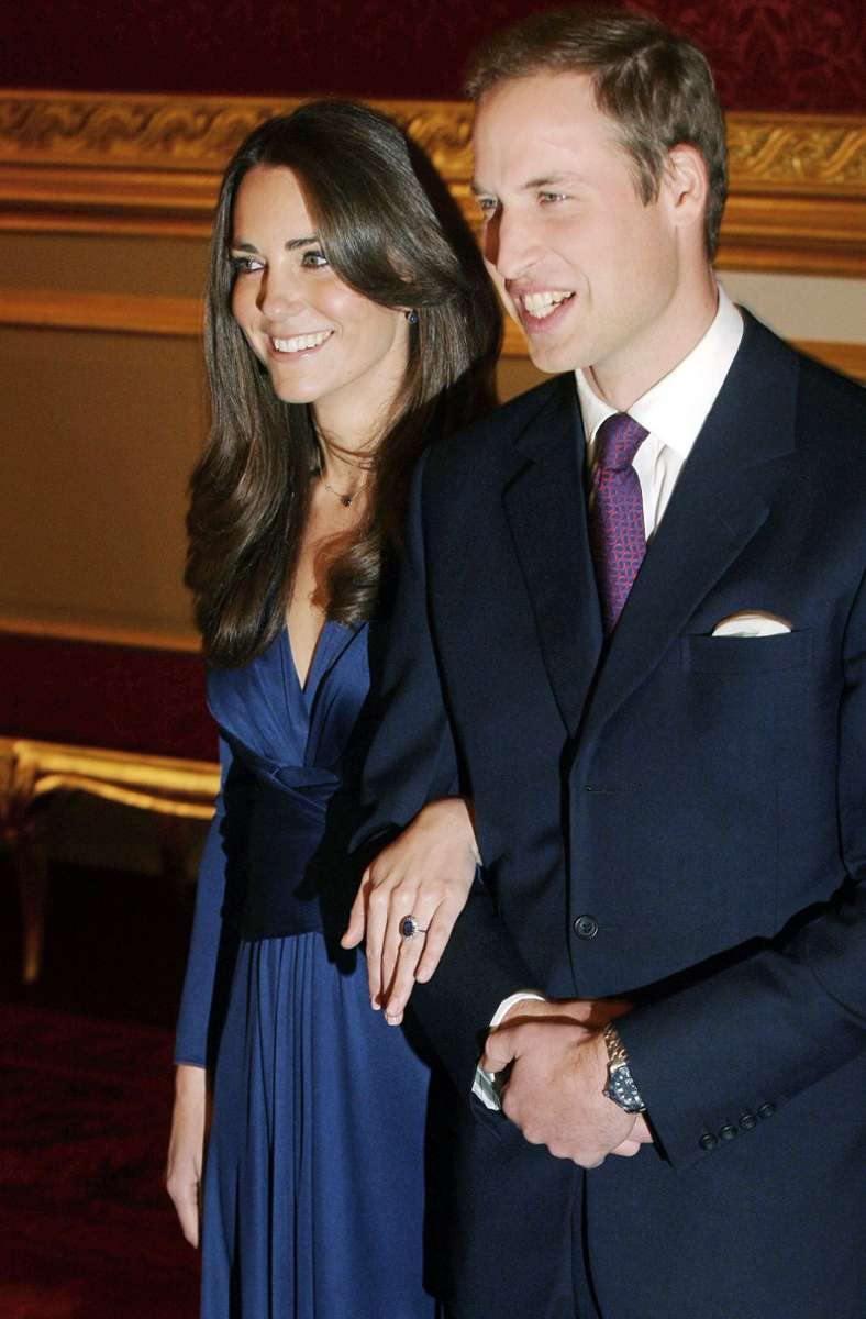 Die Laufbahn von Kate Middleton als Stilikone begann wahrscheinlich mit diesem Kleid: Das königsblaue Tageskleid des Labels Issa, in dem Kate 2010 vor die Kameras trat, um ihre Verlobung mit Prinz William öffentlich zu machen, war innerhalb kürzester Zeit ausverkauft – wie später beinahe alle Outfits, die von Kate getragen wurden.