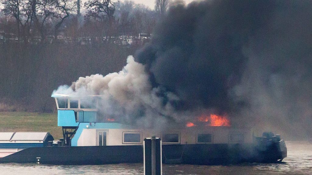  Am Dienstagmorgen ist ein mit Kohle beladener Frachter auf dem Rhein bei Duisburg in Brand geraten. Die Feuerwehr sah sich vor ein spezielles Problem gestellt. 