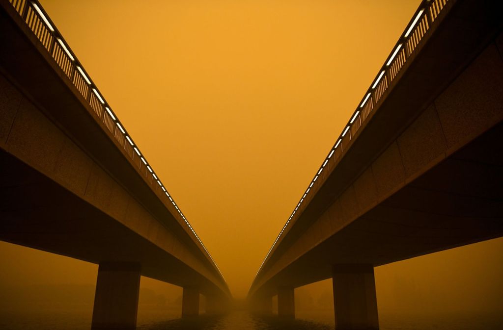 Eine Brücke in Canberra, von schweren Rauchschwaden umgeben.