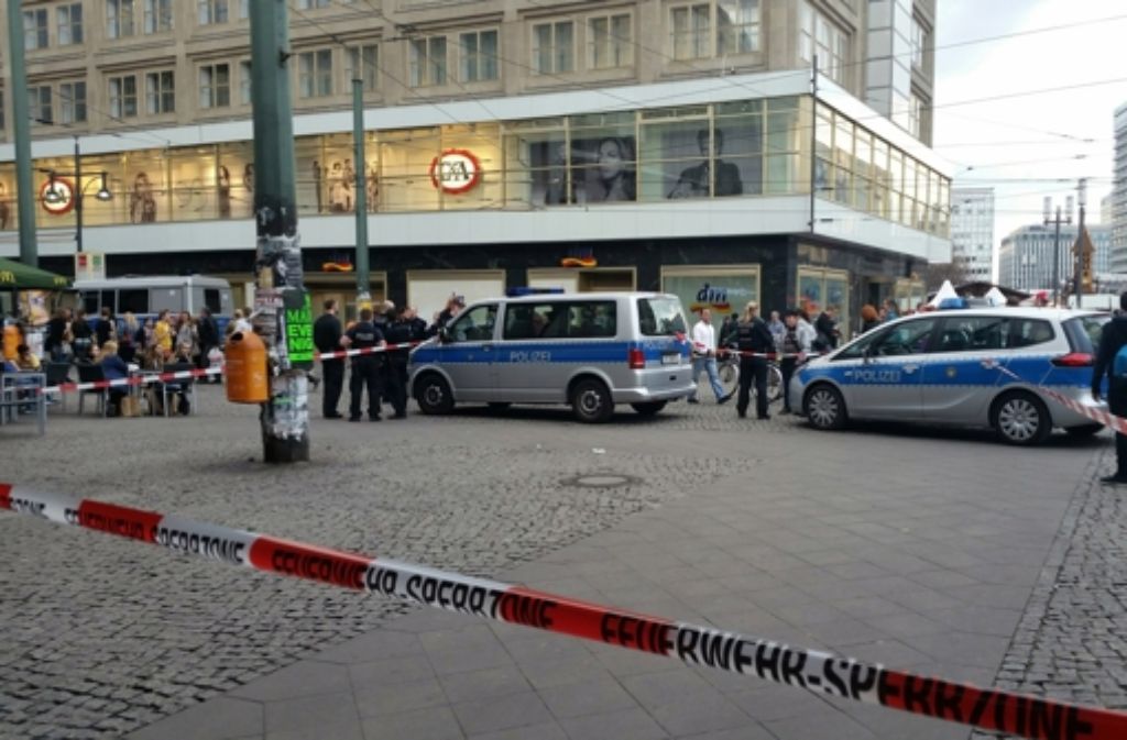 Von der Polizei abgesperrt ist der Tatort auf dem Alexanderplatz in Berlin. Ein 20-Jähriger hat hier eine schwere Stichverletzung erlitten.  Foto: dpa-Zentralbild