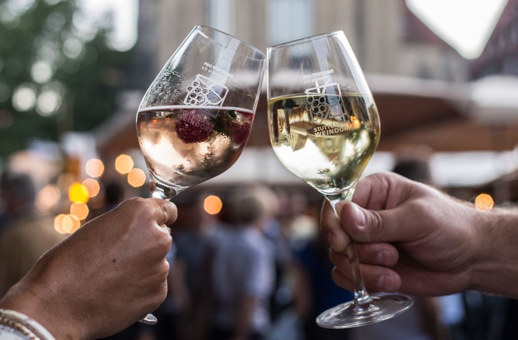 Das Stuttgarter Weindorf hat am Mittwoch seine Pforten für Weinliebhaber geöffnet.