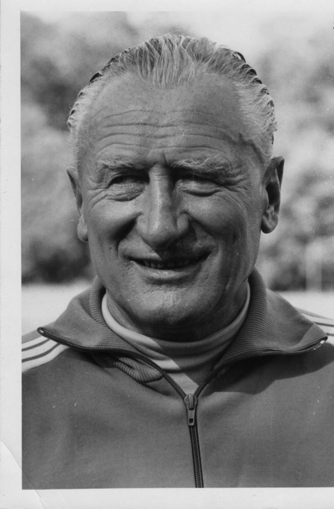 Georg Wurzer trat 1947 beim VfB an. Sein Credo lautete: „junges, unverdorbenes, heimatverbundenes Spielermaterial und keine Cracks“ soll beim VfB spielen. Wurzer holte Robert Schlienz aus Zuffenhausen, Rolf Blessing aus Wendlingen, Erich Retter aus Plüderhausen, Erwin Waldner aus Neckarhausen, Karl Bögelein aus Bamberg, später Rolf Geiger von den Stuttgarter Kickers. Mit ihm als Coach wurde der VfB zweimal Meister (1950 und 1952) sowie zweimal Pokalsieger (1954 und 1958)