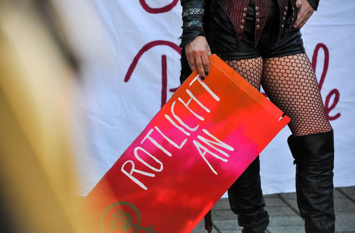 „Rotlicht an“ forderten die Teilnehmer der Demonstration am Wilhelmsplatz.