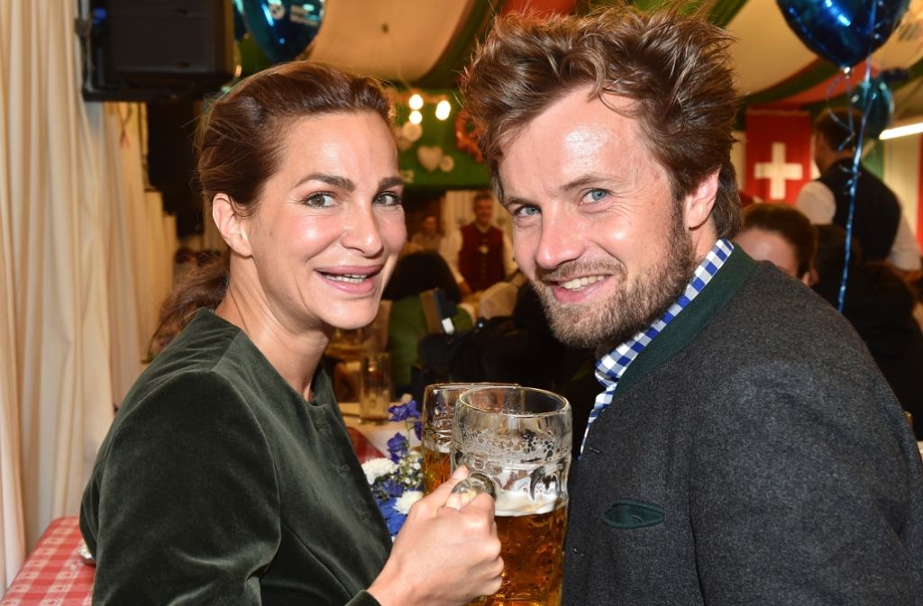 Alexandra Kamp und ihr Partner Michael von Hassel feiern beim BMW Armbrust-Schießen.