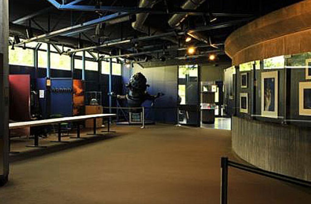 Im Foyer und Spektralsaal werden regelmäßig Ausstellungen gezeigt. Häufig aus der Reihe "Kosmische Malerei".
