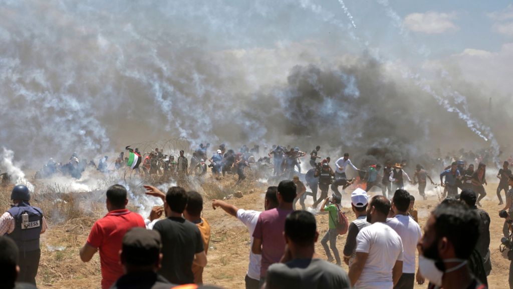  Tausende Palästinenser strömen im Gazastreifen an den Grenzzaun und attackieren Soldaten. Die Armee schießt scharf. Noch bevor die US-Botschaft in Jerusalem eröffnet ist, gibt es viele Tote. Es ist der blutigste Tag seit dem Gaza-Krieg 2014. 