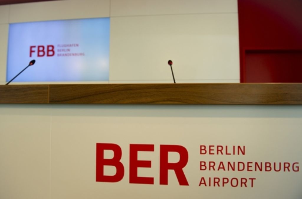 Irgendwann kurz nach der Wende, zwischen 1989 und 1990, kam die Idee auf, in Berlin einen „Superflughafen“ zu bauen. Im Dezember 1991 wird die Berlin Brandenburg Flughafen Holding (BBF) gegründet. Die Länder Berlin und Brandenburg sind Gesellschafter.