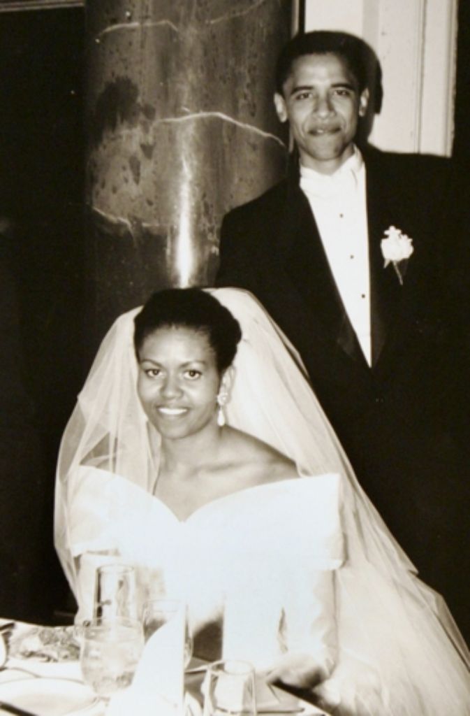 1992 heiratet Obama seine Kommilitonin Michelle Robinson in Chicago.