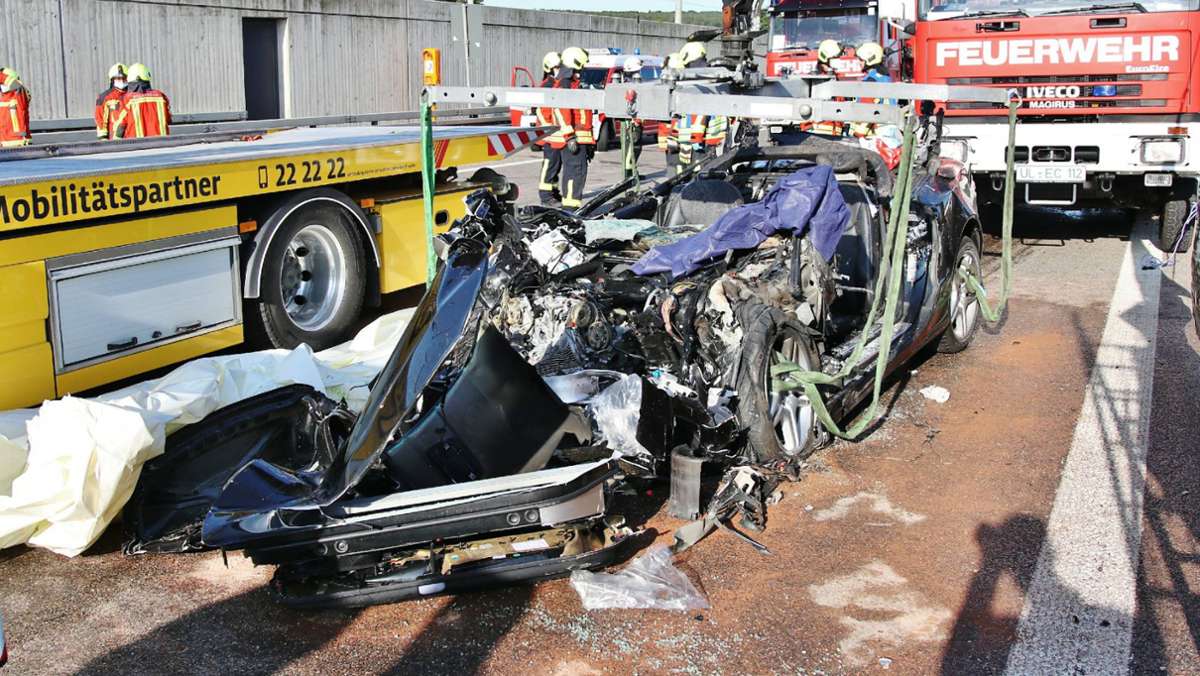 Unfall bei Nellingen: Mercedesfahrer prallt auf A8 in Lkw und stirbt  – Sperrung