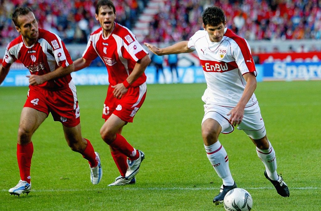 Am 17. September 2005 erzielte Gomez in seiner ersten Bundesligasaison beim VfB sein erstes Tor zum 2:1-Endstand gegen den FSV Mainz 05. Bis 2009 trat der Stürmer 121 Mal im Brustring-Trikot auf und erzielte dabei 63 Tore.