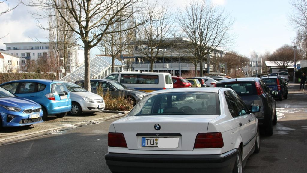  Autofahrer parken an der Filderbahnstraße in Leinfelden-Echterdingen gerne mal auf dem Bürgersteig – das gefällt nicht jedem. Was macht die Stadt dagegen? Hier gehen die Meinungen auseinander. 