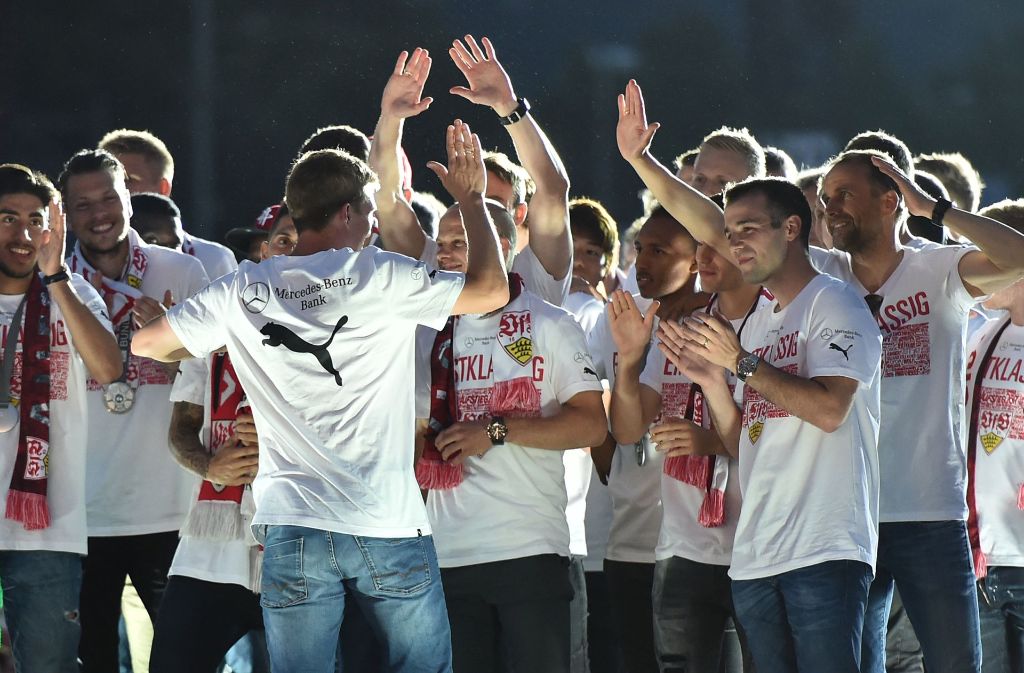 Der VfB Stuttgart wurde von den Fans gebührend empfangen. Foto: dpa
