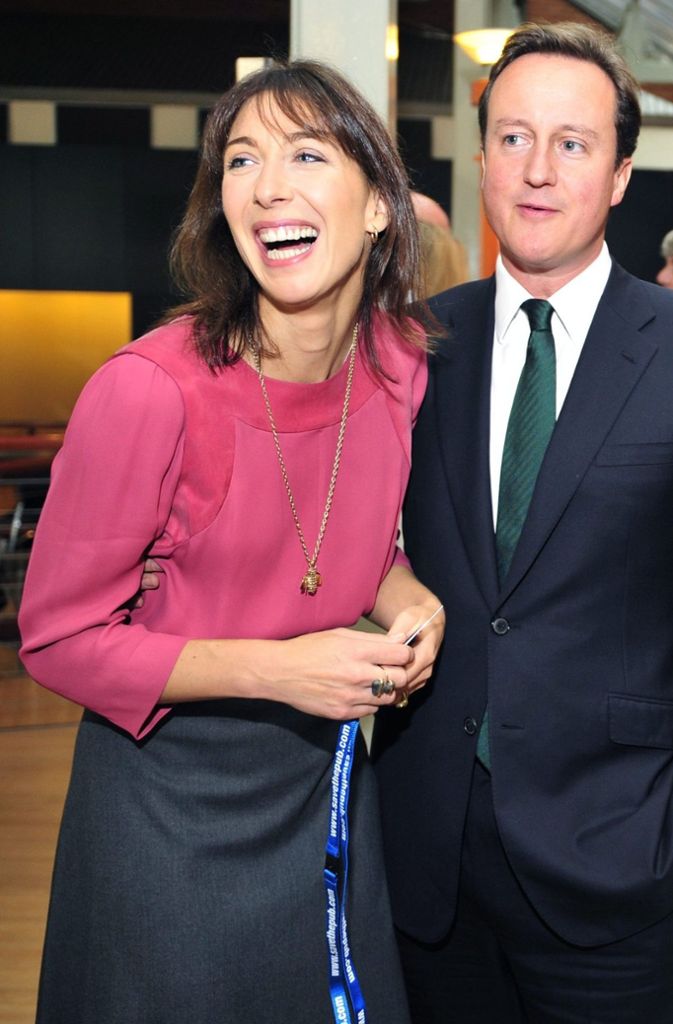Samantha Cameron, die Ehefrau des ehemaligen britischen Premierministers David Cameron. Die 47-Jährige hat nicht nur einen guten Klamottengeschmack, sie ist Botschafterin der London Fahsion Week und entwirft auch selber Mode. Das Label Cefinn steht angeblich für Power Dressing.