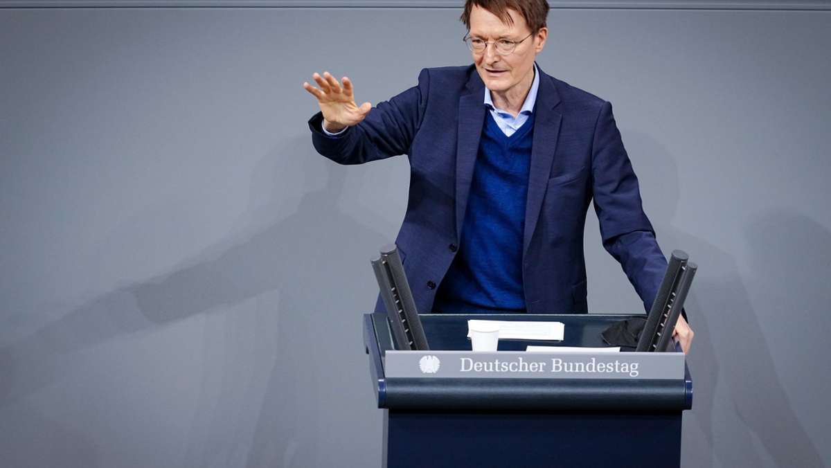 Bundesgesundheitsminister Karl Lauterbach drängt in der Impfpflicht-Debatte zu einer schnellen Entscheidung des Bundestags. Für die Umsetzung würden bis zu sechs Monate gebraucht. 