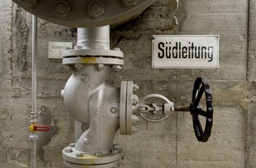 In der Nacht zum Montag ist in Stuttgart-Ost eine Wasserleitung geborsten. Es kommt zu Behinderungen im Straßenverkehr. Foto: dpa/Symbolbild