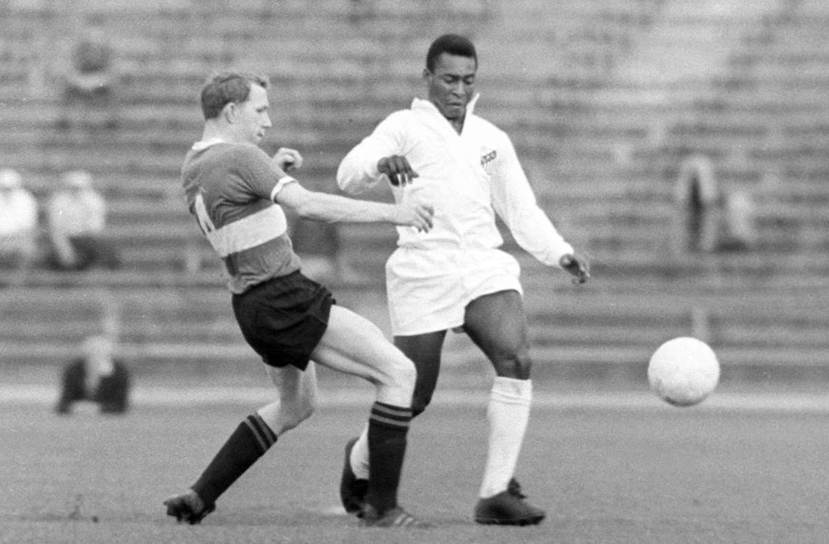 Diesmal zieht Pelé an Rudi Entenmann vorbei.