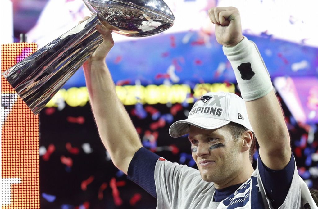 2015 schlägt Tom Brady mit den New England Patriots die Seattle Seahawks mit 28:24. Der Spielmacher zieht mit seiner dritten MVP-Nominierung mit Joe Montana und Terry Bradshaw gleich.
