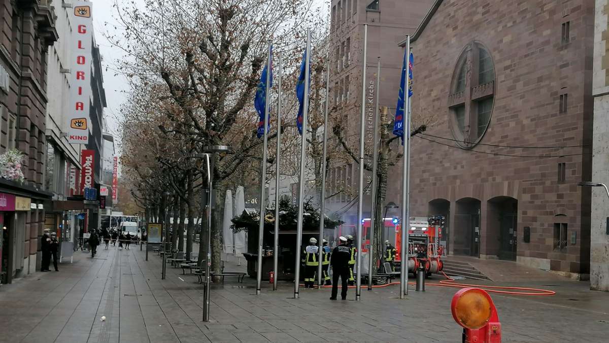 Feuerwehreinsatz in Stuttgart-Mitte: Königstraße nach Hüttenbrand teilweise gesperrt – Zeugen gesucht