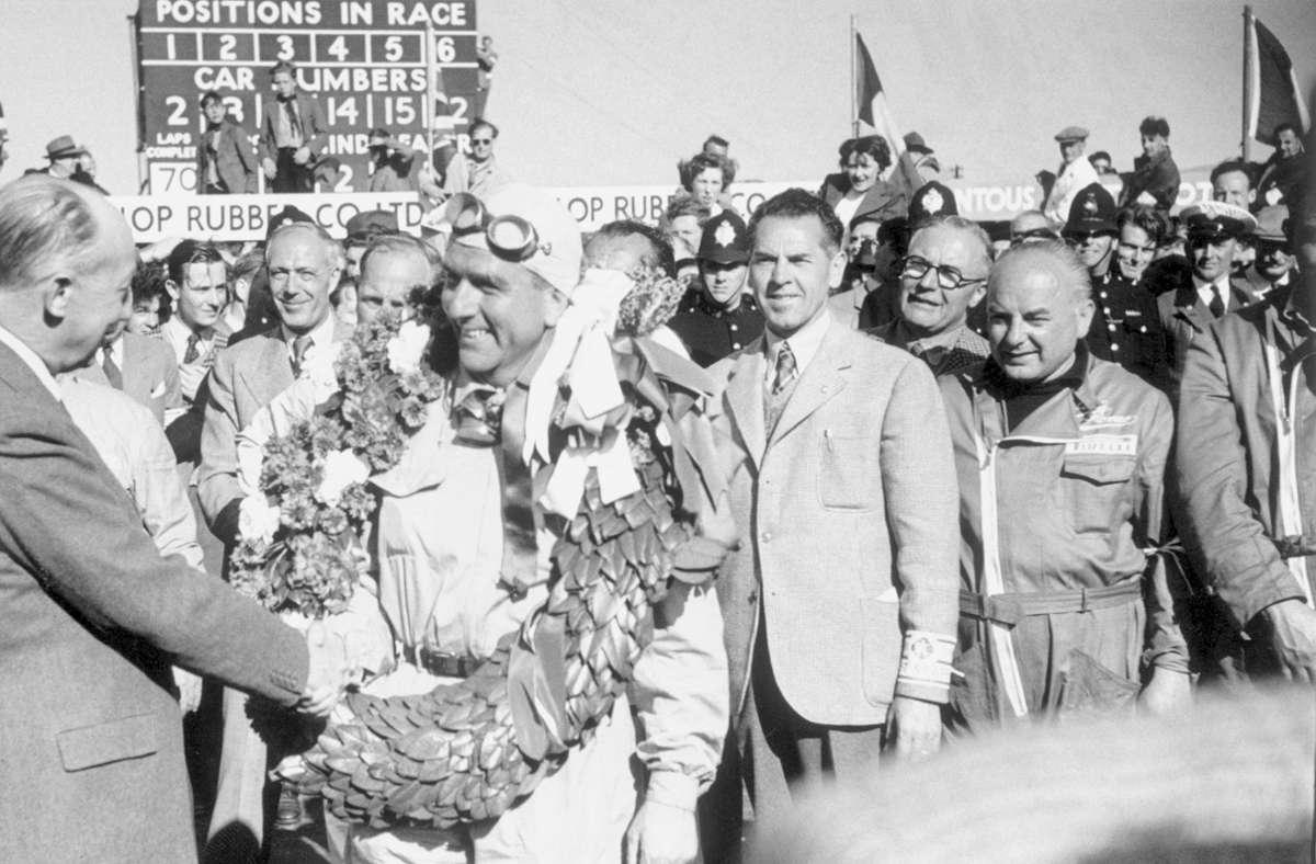Platz 2: Der Turiner Giuseppe „Nino“ Farina (im Bild mit Siegerkranz) war der erste Formel-1-Weltmeister der Geschichte. Im Alter von 46 Jahren, 9 Monaten und 3 Tagen gewann der Italiener den Deutschland-Grand-Prix im Jahr 1953.