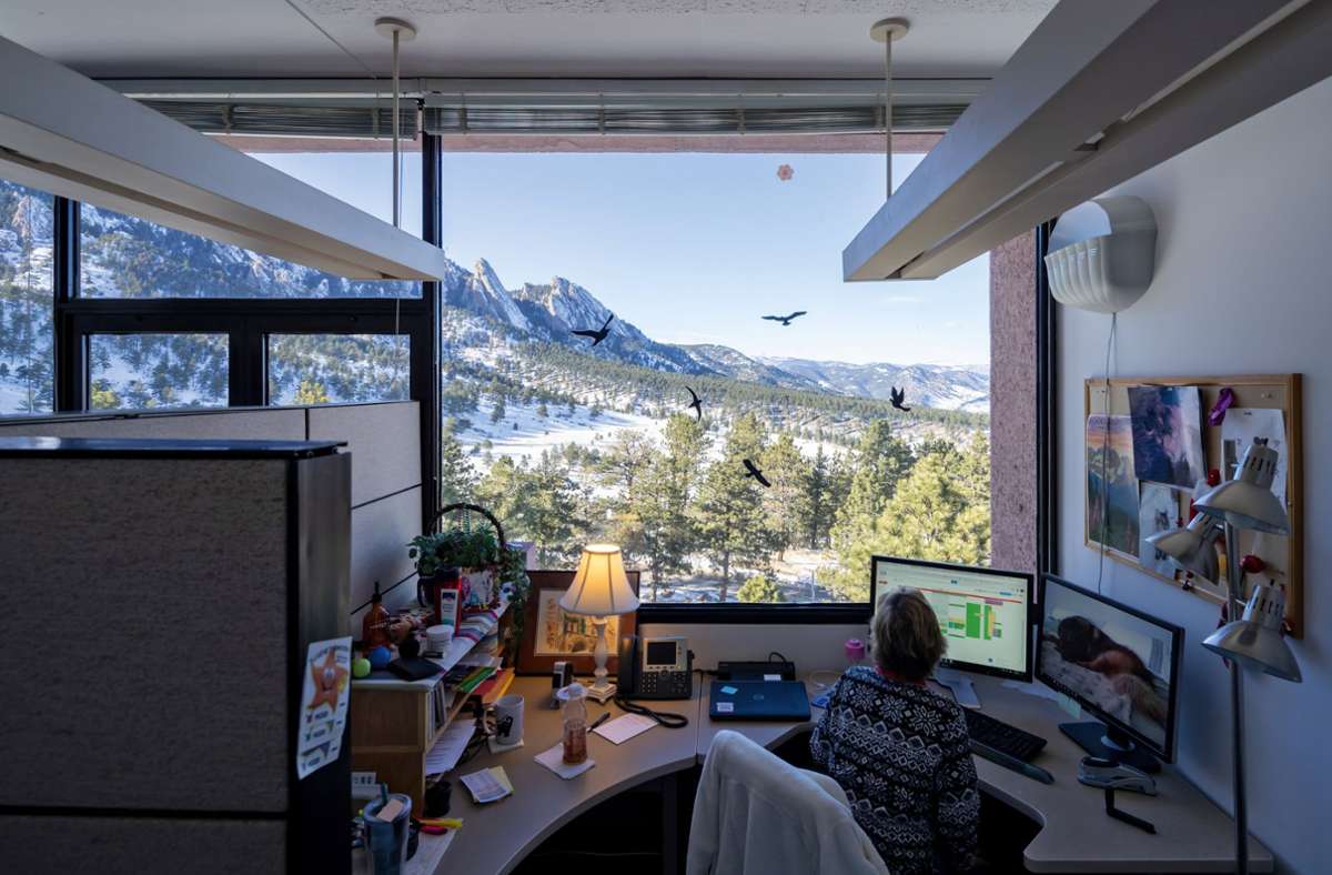 Die Büros des Forschungsinstituts sind so konzipiert, dass sie den Blick auf die Berge von Boulder, Colorado, öffnen.