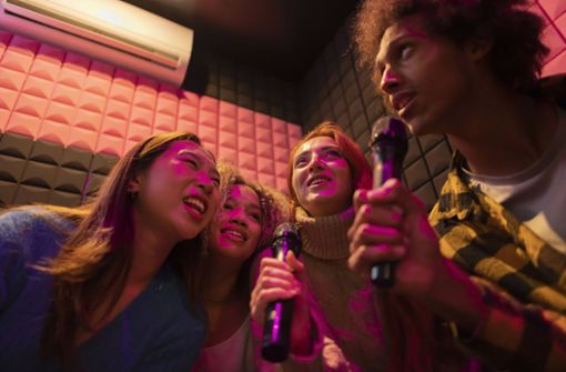 Beim Karaoke kommt es nicht aufs Können an. Gemeinsam Singen macht einfach Spaß! Foto: Imago/Westend61/Jose Carlos Ichiro