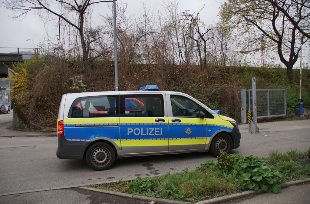 Neben dem Feuerwehrdirektionsdienst rückte auch die Polizei an den Fundort am Langwiesenweg im Stuttgarter Osten aus.