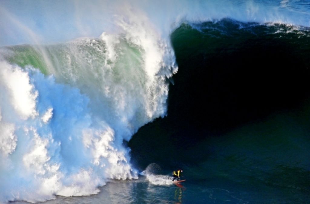 Ein Bergmassiv aus Wasser: Surfen vor Nazaré, Portugal