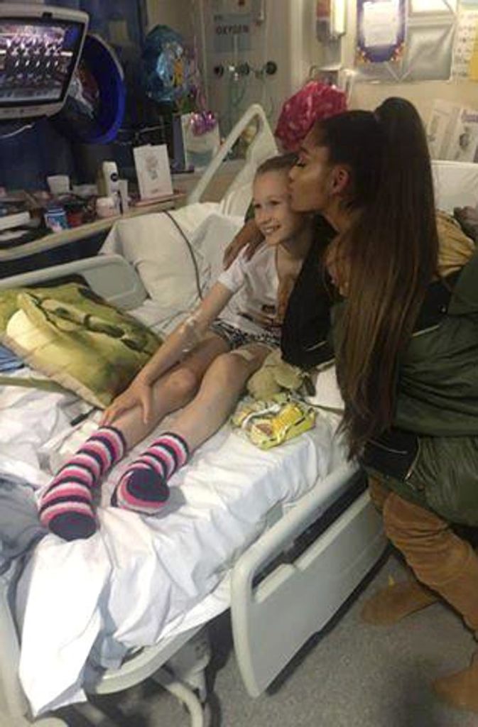 Ariana Grande mit der kleinen Jaden im Royal Manchester Kinderkrankenhaus.