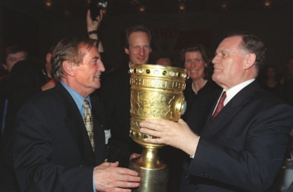 In seine Amtszeit fällt unter anderem der Sieg des VfB Stuttgart im DFB-Pokalfinale 1997. Hier hält der Ministerpräsident den Pokal gemeinsam mit Gerhard Mayer-Vorfelder (l.). Im Hintergrund ist Wolfgang Schuster zu sehen.