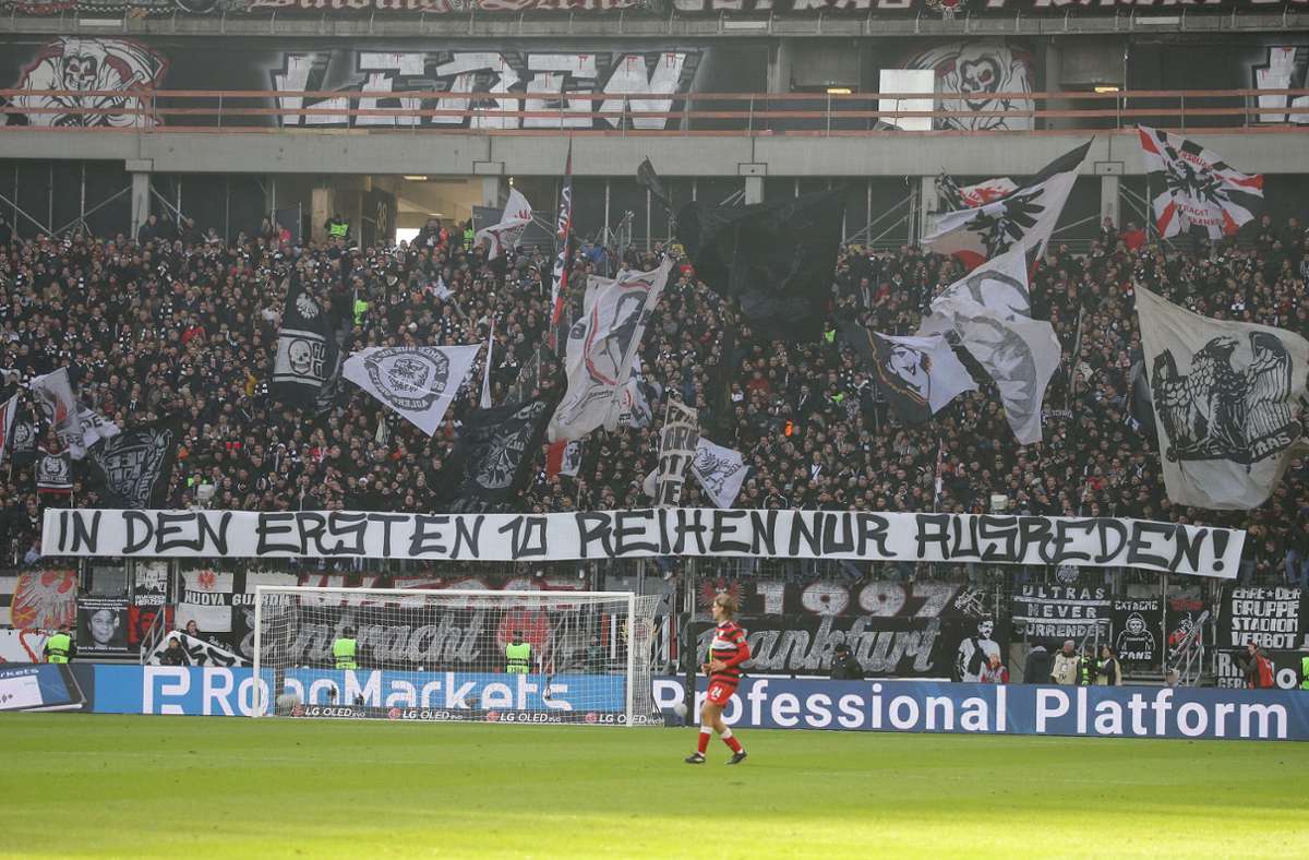 Das provokante Spruchband der Frankfurter Fans war womöglich der Auslöser für eine Auseinandersetzung nach der Partie.
