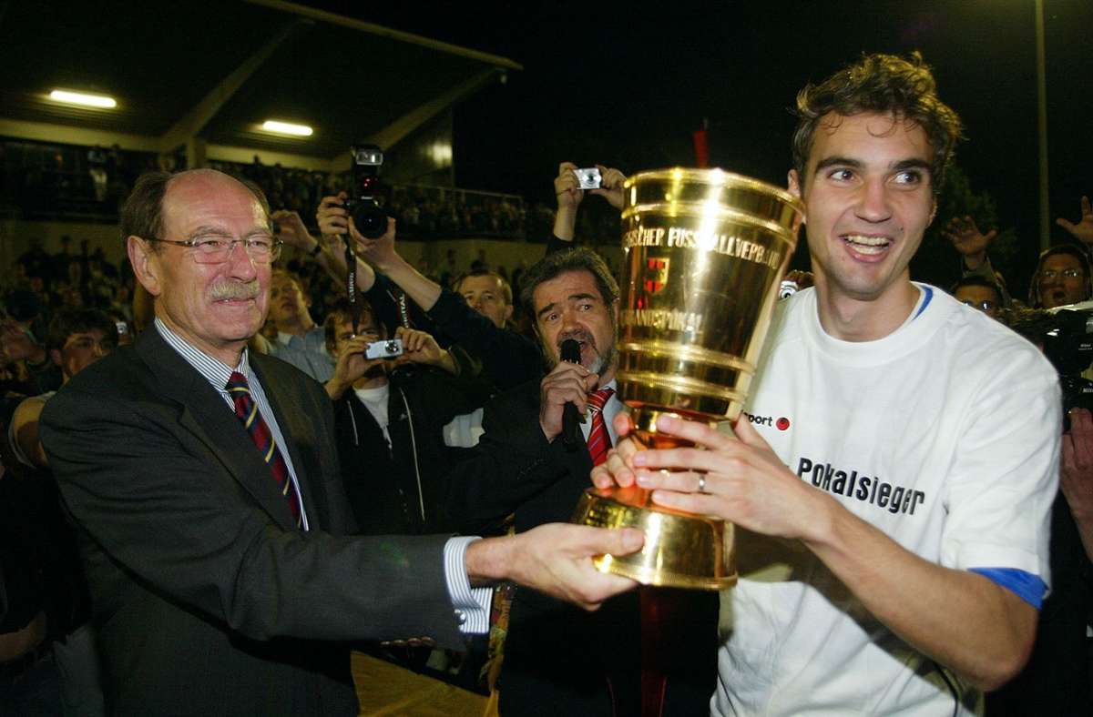 Kickers-Kapitän Jens Härter nahm den Pokal vom damaligen WFV-Präsidenten Herbert Rösch entgegen.