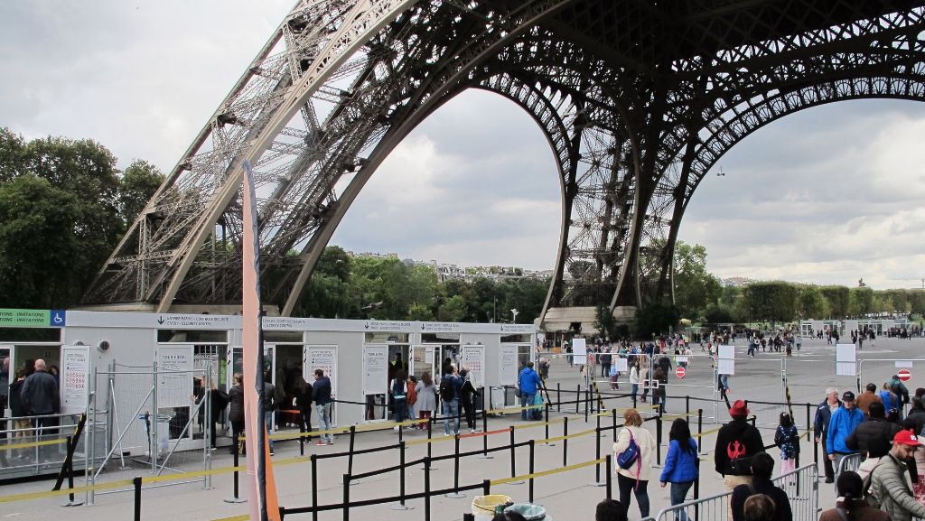 Sicherheitsvorkehrung: Paris baut Glasmauer am Eiffelturm