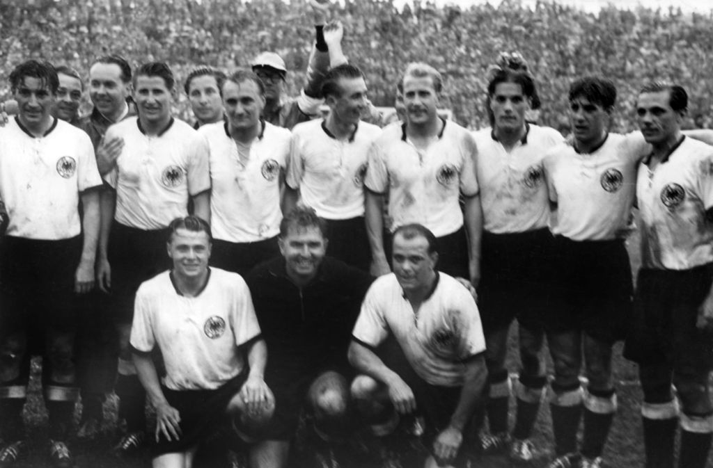 Die deutsche Nationalelf nach dem Sieg im Finale von 1954.