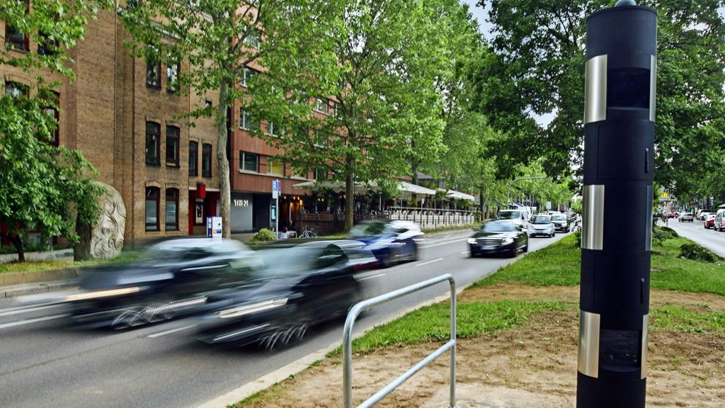  Die Stadt Stuttgart hat eine erste Bilanz der neuen Blitzer auf der Theodor-Heuss-Straße gezogen. Erwartungsgemäß blitzt es dort vor allem nachts, wenn auf Stuttgarts Partymeile Tempo 30 herrscht. 