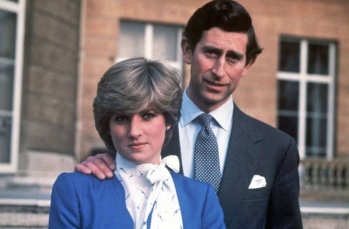 Als Verlobte grüßen: Lady Diana Spencer und Prinz Charles.