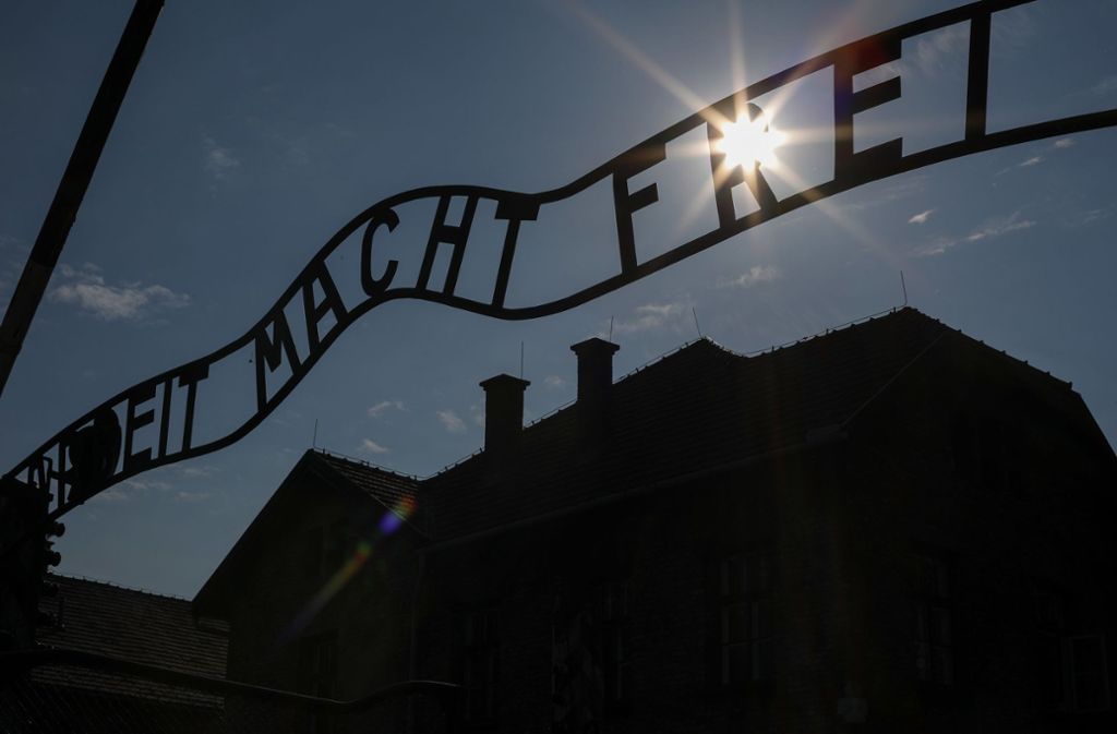 Blick auf das Tor mit dem Schriftzug „Arbeit macht frei“ zum früheren Konzentrationslager Auschwitz.