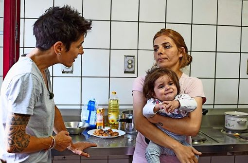 Dunja Hayali trifft in Zirndorf eine irakische Flüchtlingsfamilie. Foto: ZDF