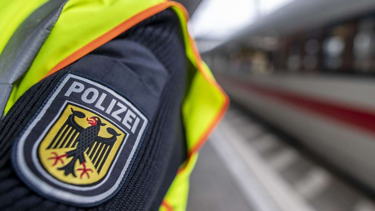  Eine 47-Jährige hat am Donnerstagmorgen am Plochinger Bahnhof randaliert und mehrere Polizisten attackiert. Ein Polizist brach sich dabei den Arm. Zuvor war sie beim Schwarzfahren in einem Regionalzug erwischt worden. 