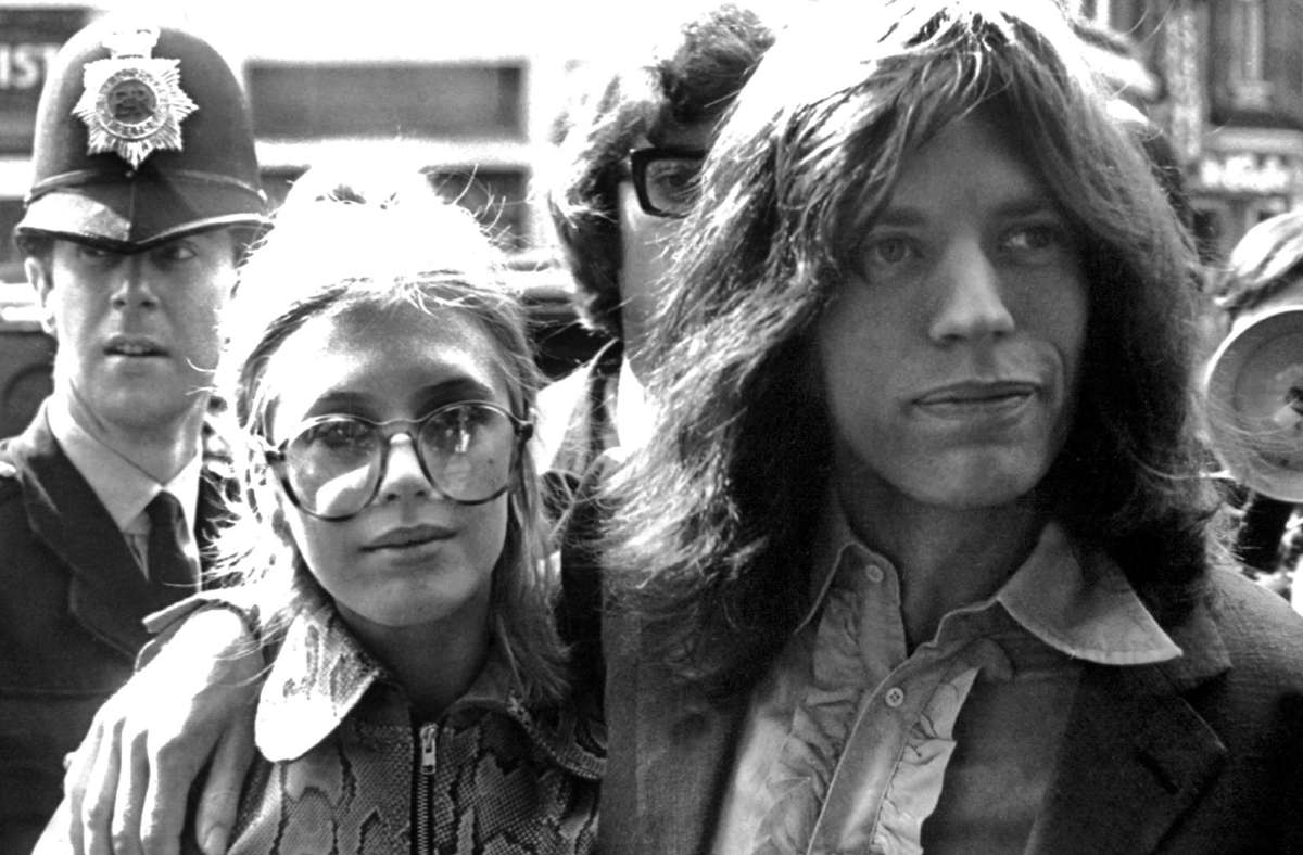 Als sich Mick Jagger 1969 vor Gericht wegen Drogenbesitzes verantworten muss, begleitet ihn seine damalige Freundin, die britische SÄngerin und Schauspielerin Marianne Faithfull