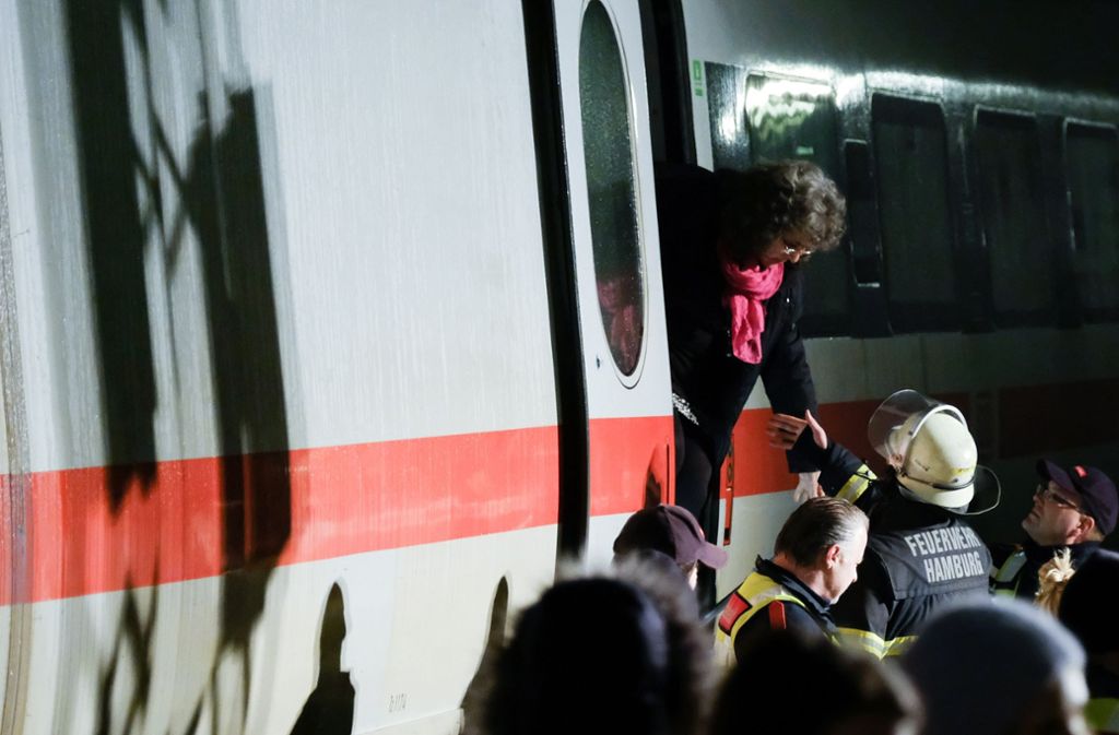 Feuerwehrleute und Mitarbeiter der DB-Sicherheit halfen den Bahnreisenden aus dem ICE.