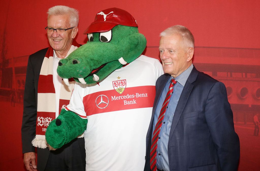 Auch Ministerpräsident Winfried Kretschmann (links) und Stuttgarts Bürgermeister Fritz Kuhn gratulierten dem VfB.